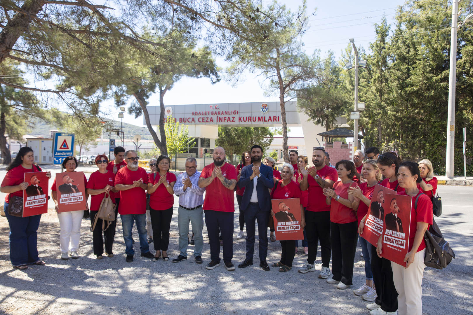 Chp Güzelbahçe’den Kırıklar cezaevi önünde eylem
